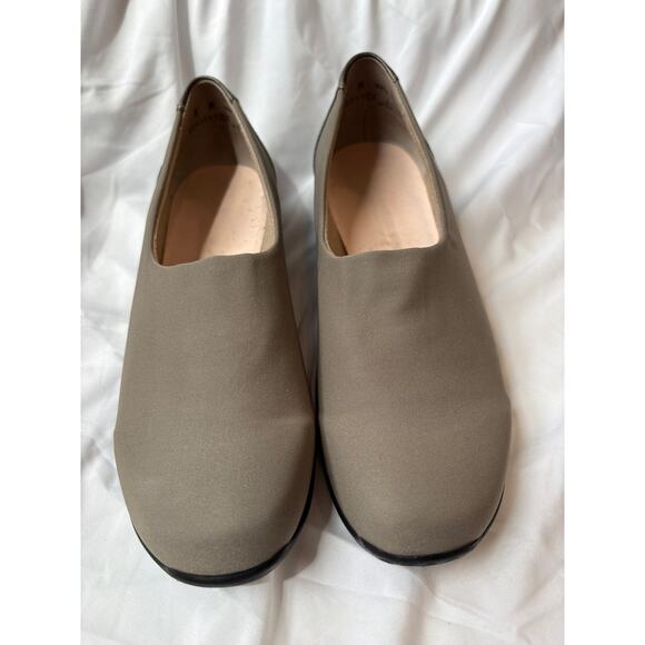 Munro Women Size 8M Slip On Loafers Stretch Taupe - Picture 1 of 7